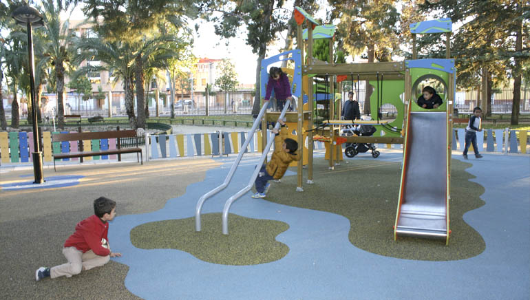 Se abre la zona infantil de juegos del parque municipal tras su restauracin